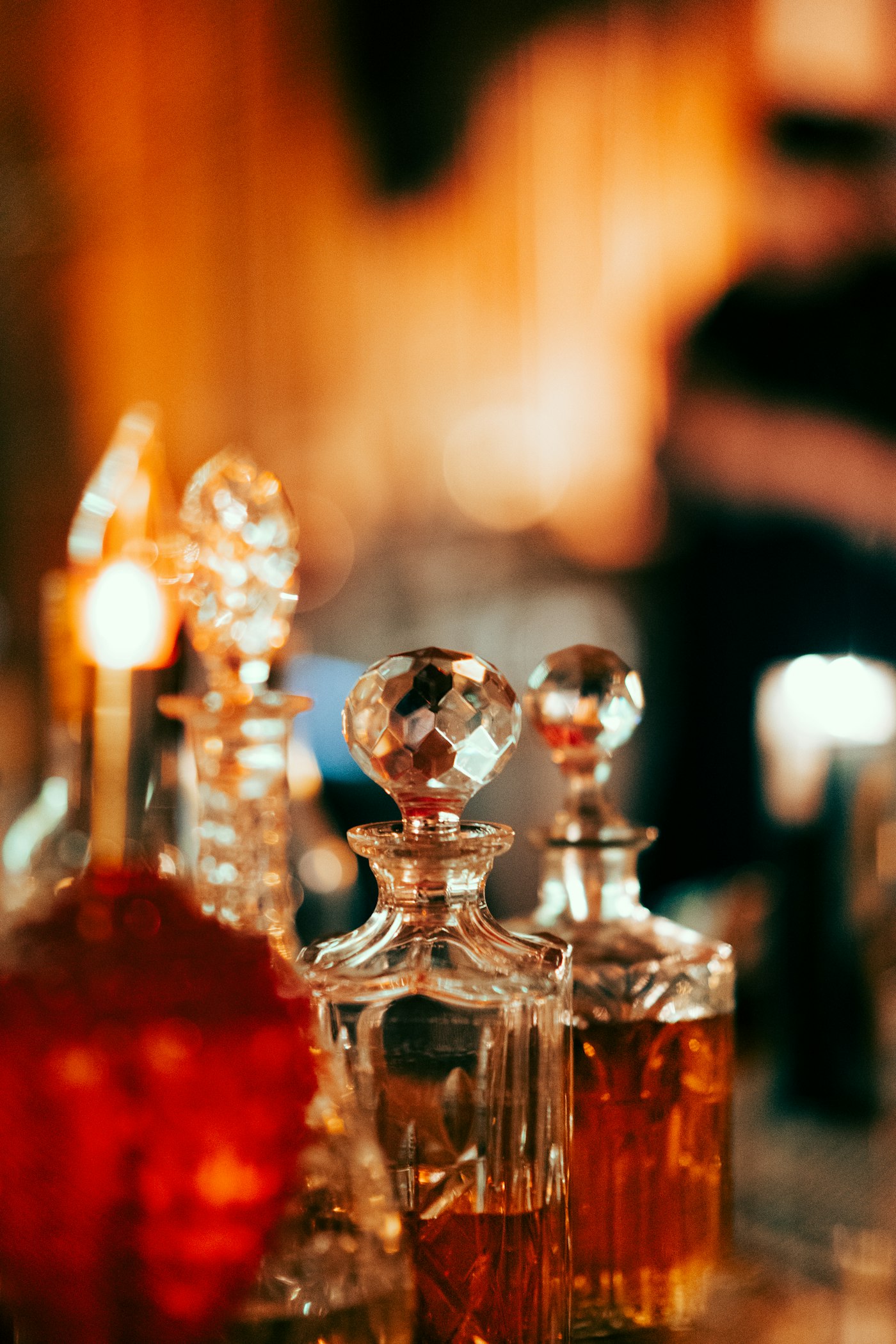 چند شیشهٔ کوچک تستر عطر کنار هم